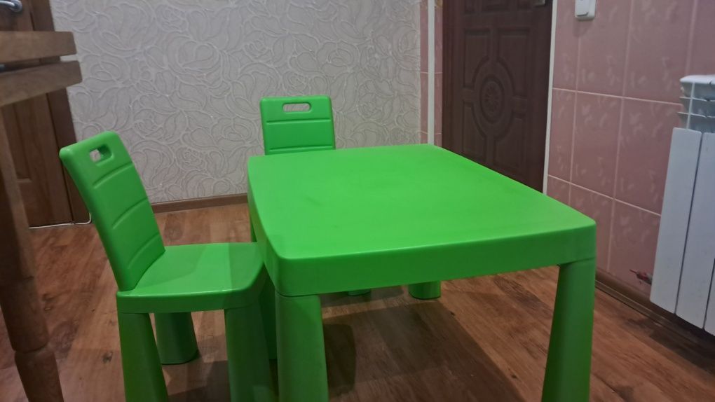 Дитячий столик з двома стільчиками