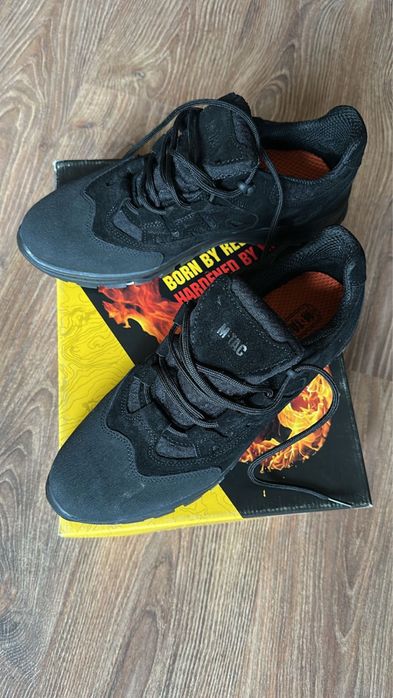 Продам нові кросівки  М.ТАС