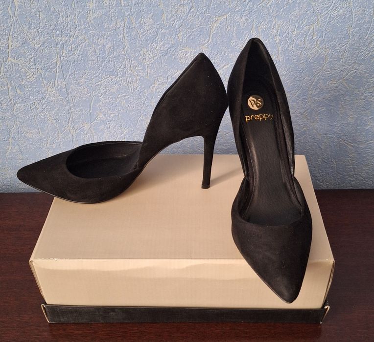 Чорні туфлі на високих підборах