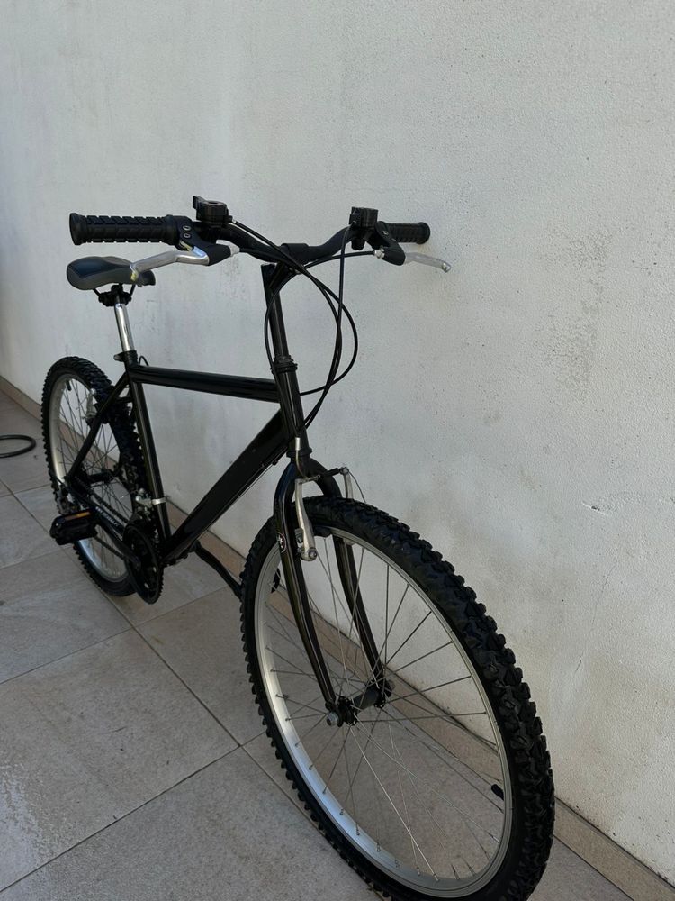 Bicicleta Preta Usada em Ótimo Estado