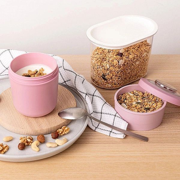 Pojemnik na jogurt 2 w 1 ze sztućcem i gumką różowy / Amuse