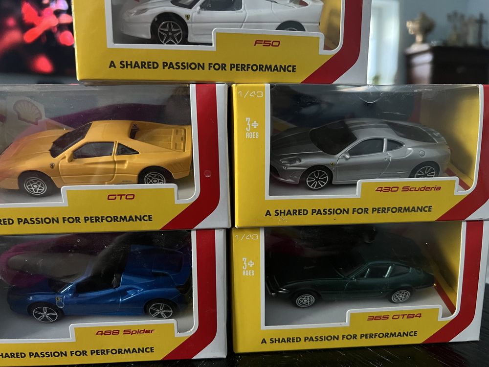 Kolekcjonerskie autka Shell 5 modeli Ferrari 1:43