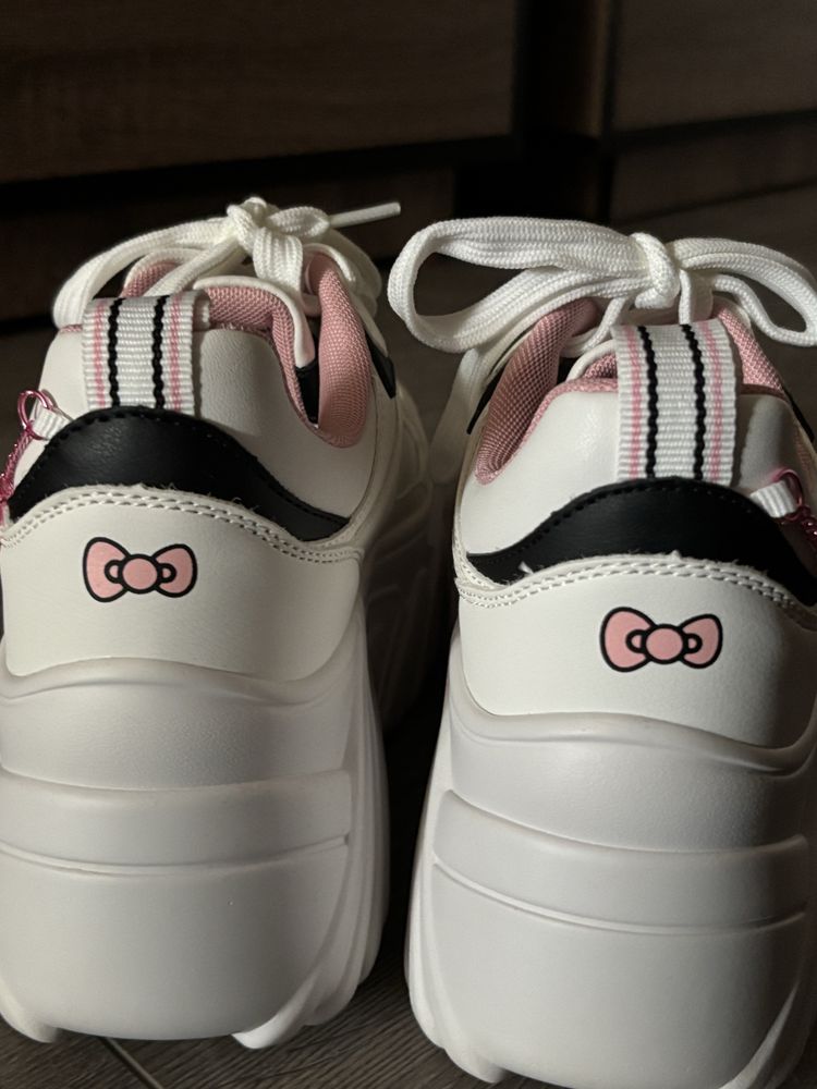 кросівки від Bershka Hello Kitty