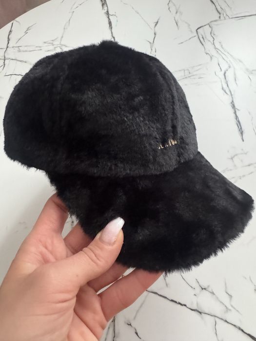Nowa futrzana czapka z daszkiem