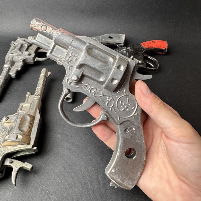 Вінтажні іграшкові алюмінієві револьвери СССР