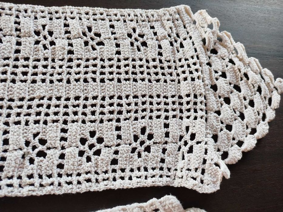 Dois panos de mesa ou moveis em crochê