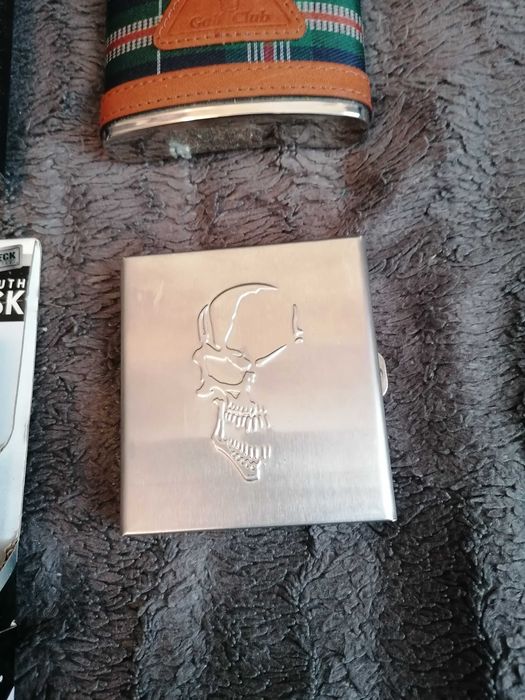 Piersiówki z papierośnicami lub bez. Do wyboru