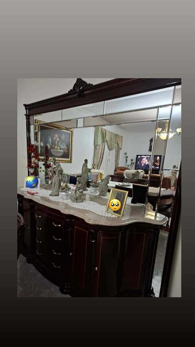 Cristaleira e móvel aparador