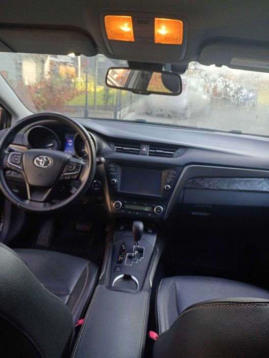 Toyota Avensis salon polska wersja prestige
