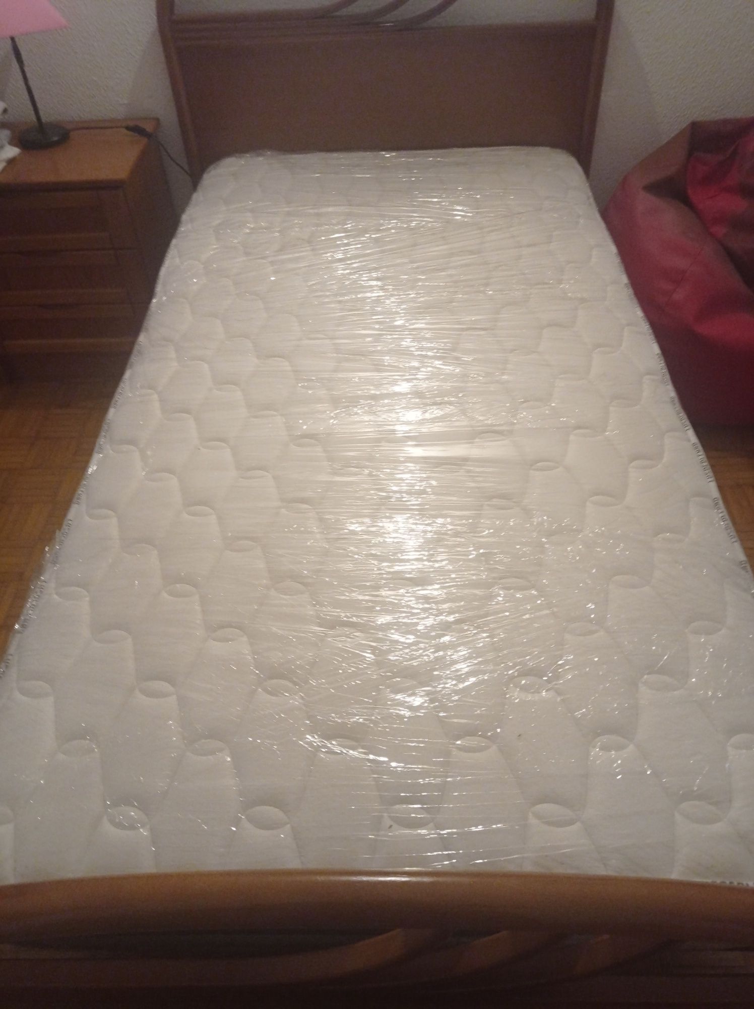 Cama de solteiro com colchão novo