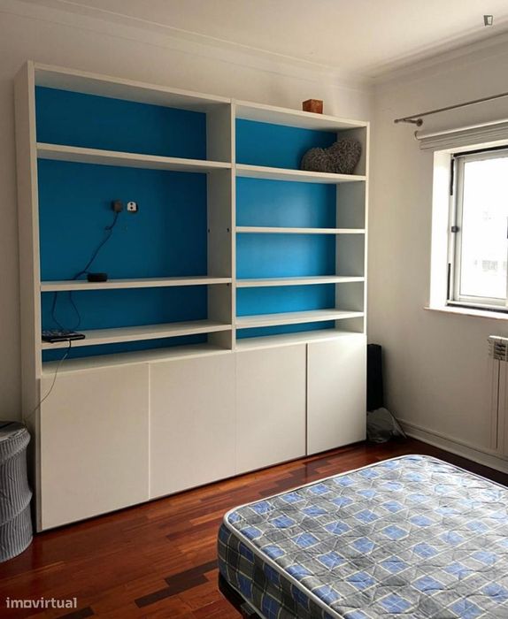 Quarto com cama de solteiro em apartamento com 5 quartos