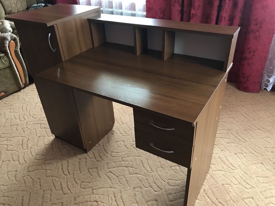 Стіл письмовий, в хорошому стані.