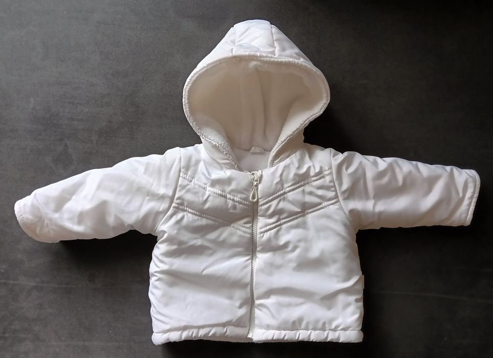 Biała kurtka zimowa niemowlęca.
