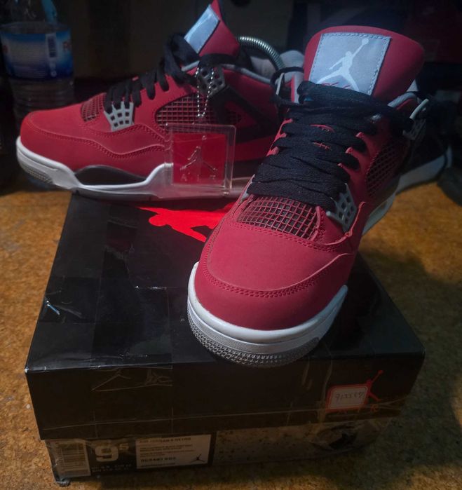 Vendo jordan 4 retro "toro bravo" mais 2 pares de jordan mid 80 euros