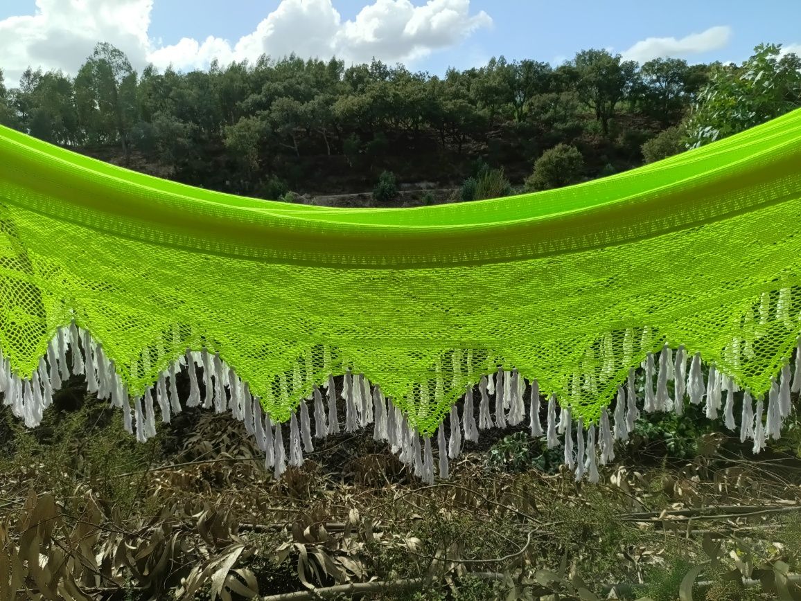 Cama de Rede Neon com Detalhes Artesanais e Crochê Elegante