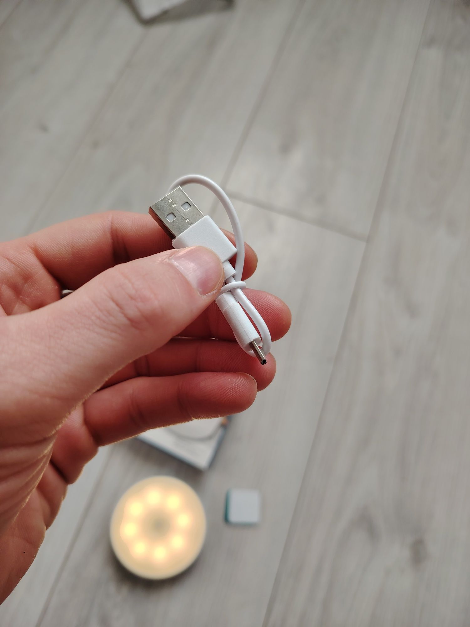 Inteligentna lampka nocna z czujnikiem ładowana na USB