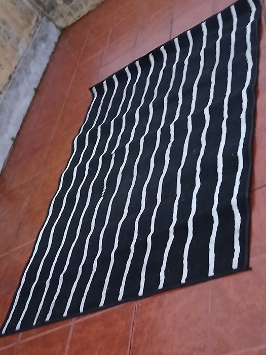 Vendo CARPETE MODERNA de pêlo raso macia como nova.Possivel entregar