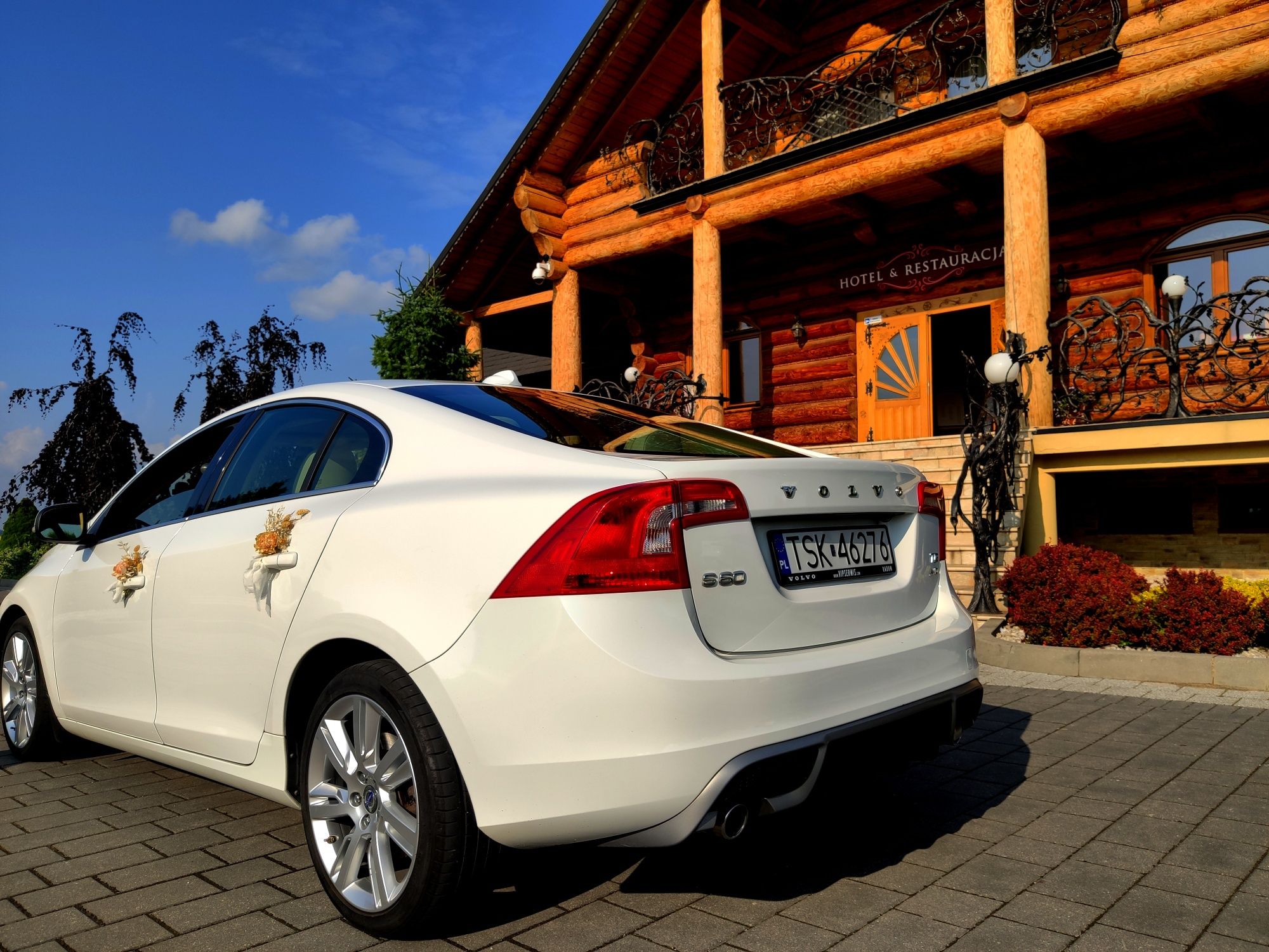 Auto do ślubu białe Volvo S60 R Design