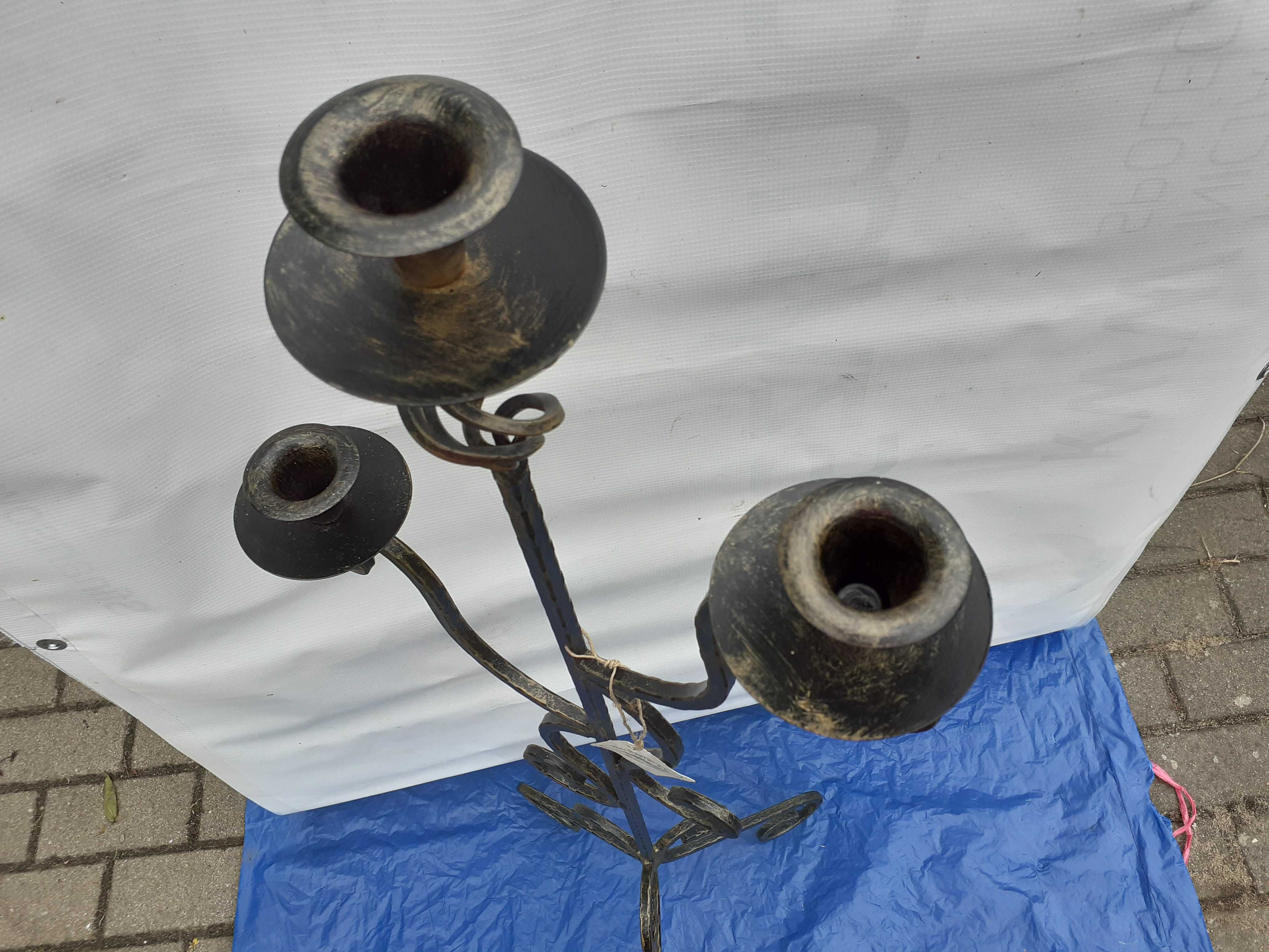 Świecznik trójramienny kuty metaloplastyka wysoki firmy Pabix