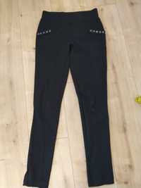 Spodnie legginsy czarne z modnymi przeszyciami