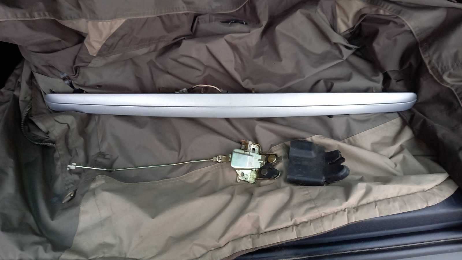 Панель підсвітки номера + замок багажника Daewoo Nubira-2 седан
