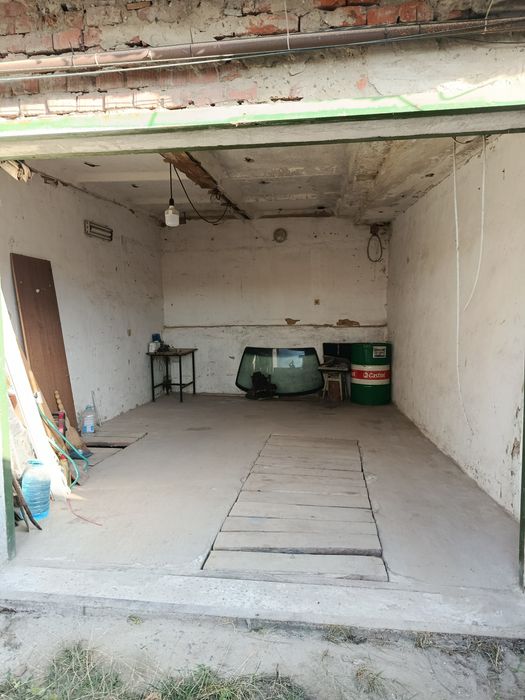 Продам гараж за білим замком