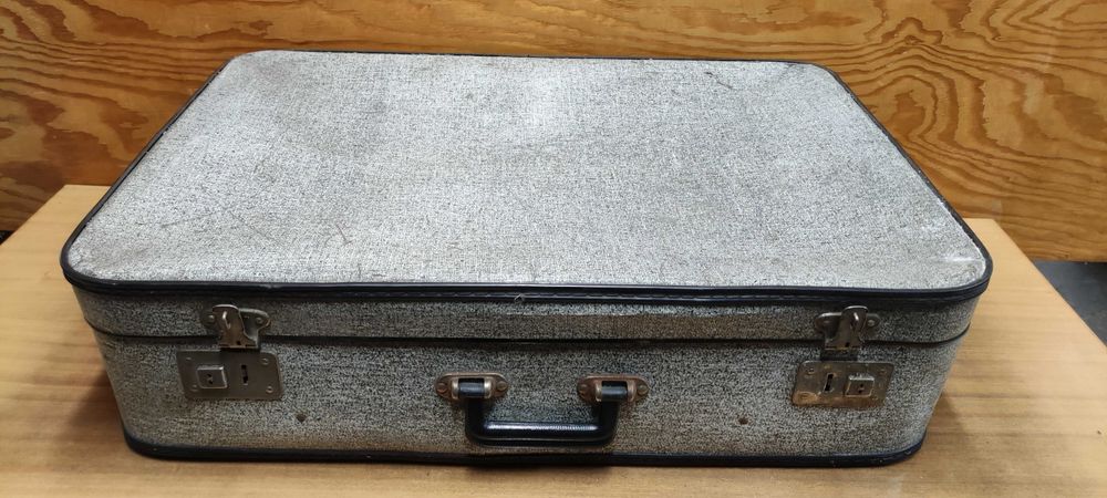stara walizka podróżna PRL