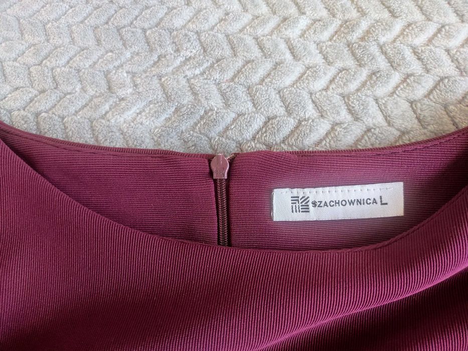 Śliwkowa ołówkowa mini sukienka z dekoracyjną aplikacją na rękawach