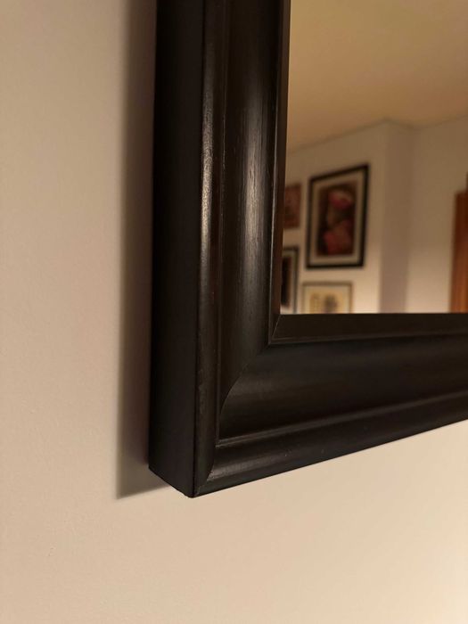 Espelho grande com caixilho em madeira