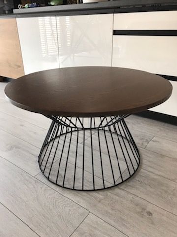 Stolik stół nowoczesny design metal druciak agata Westwing orzech stół