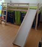 Cama com escadas e escorrega