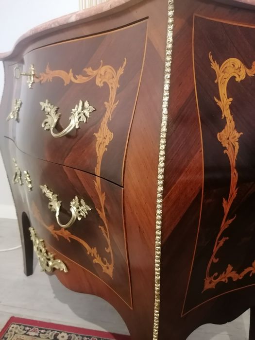 Cómoda clássica, estilo Luís XV. Pau-santo Espinheiro. Mármore. Bronze