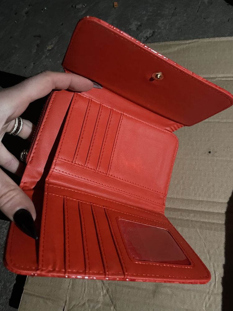Piękny lakierowany portfel