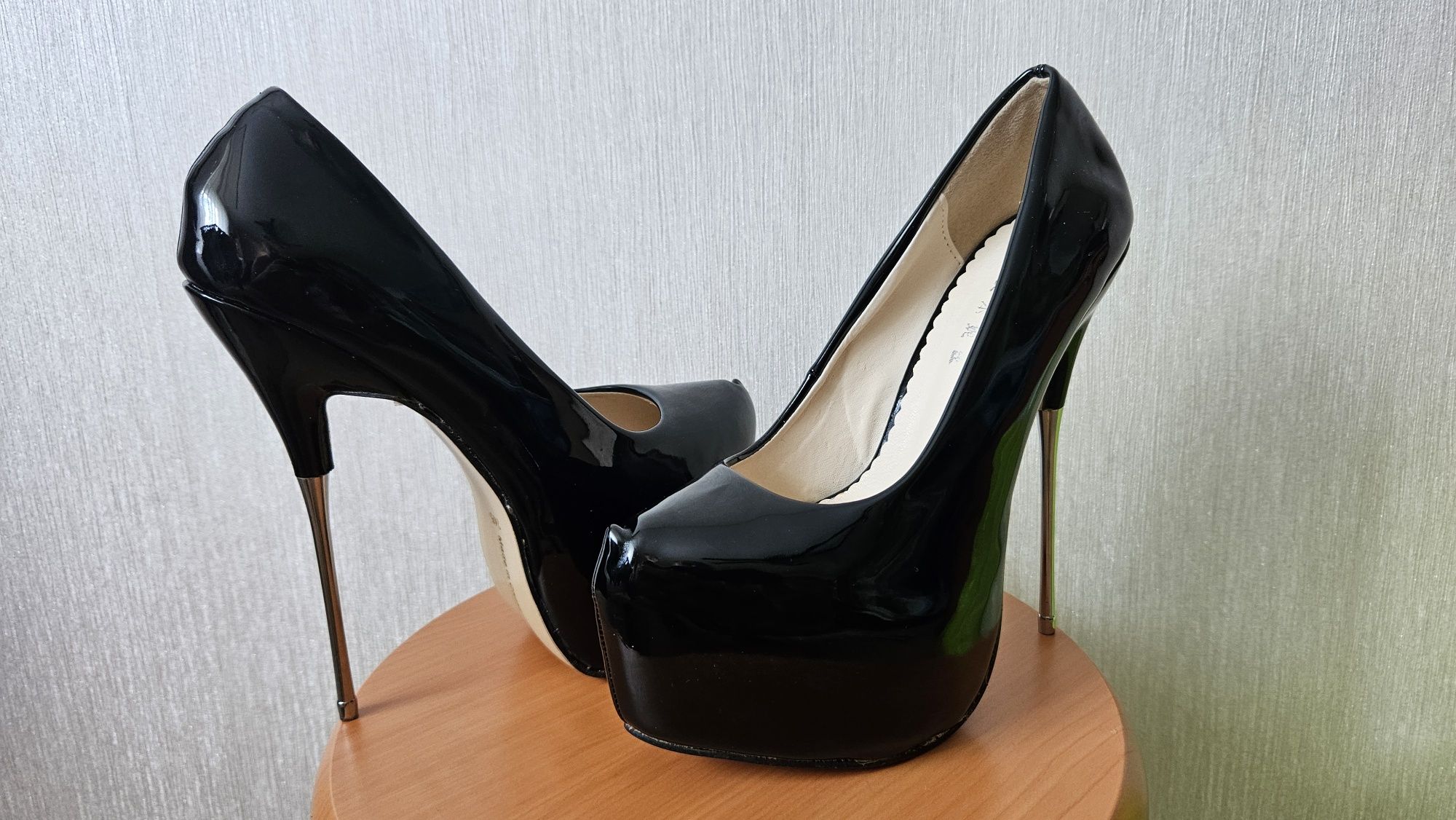 Sexy szpile nr 38,5 metalowe obcasy killer steel heels