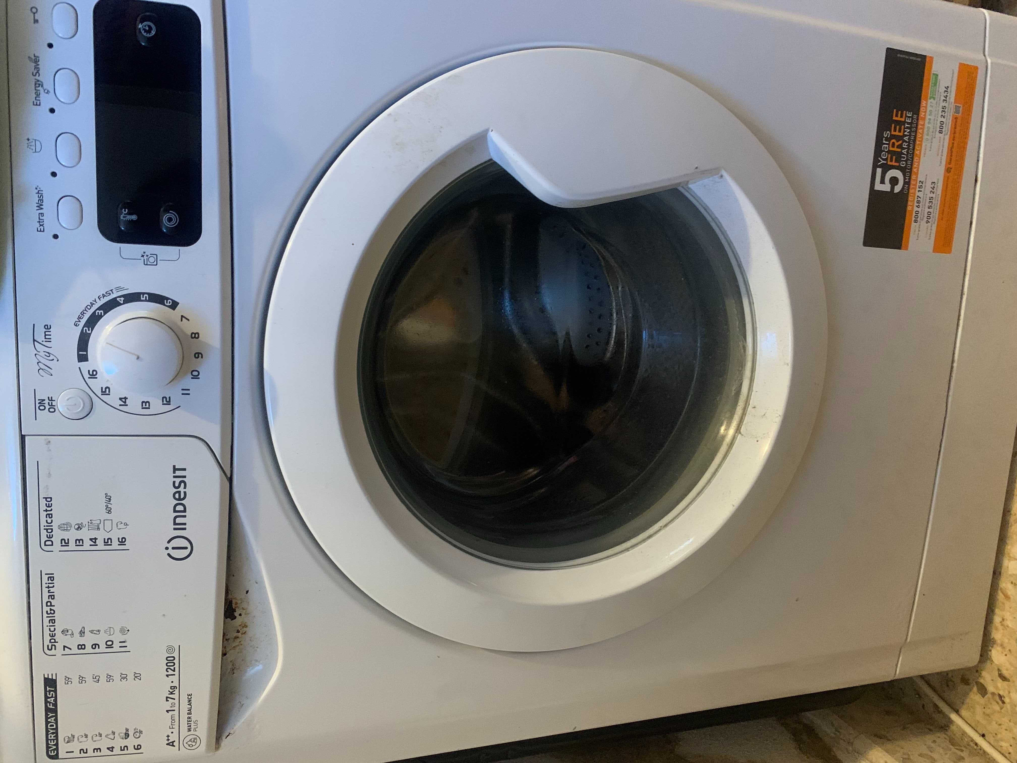 Maquina de Lavar Roupa indesit, em bom estado e com pouco uso.