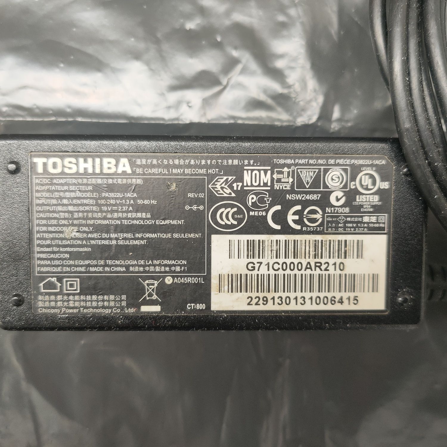 Carregador Toshiba 19V c/cabo alimentação