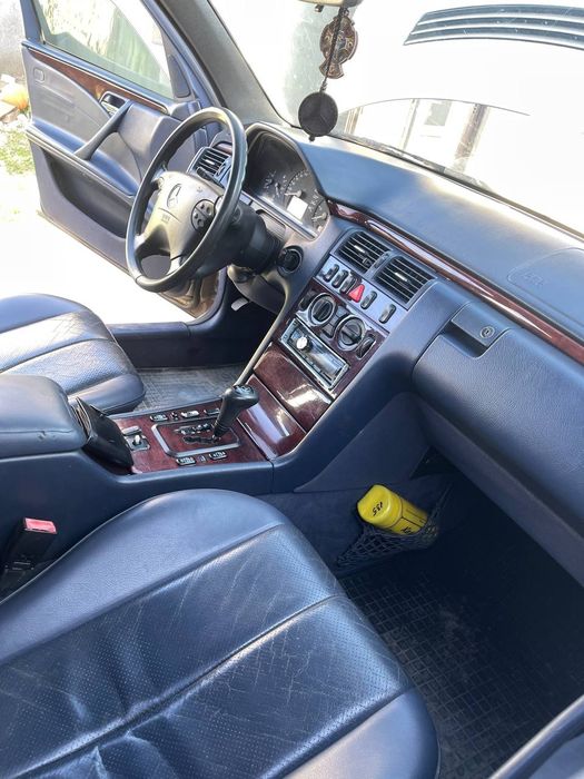 Продам Мерседес w 211  w 210 по запчастям.