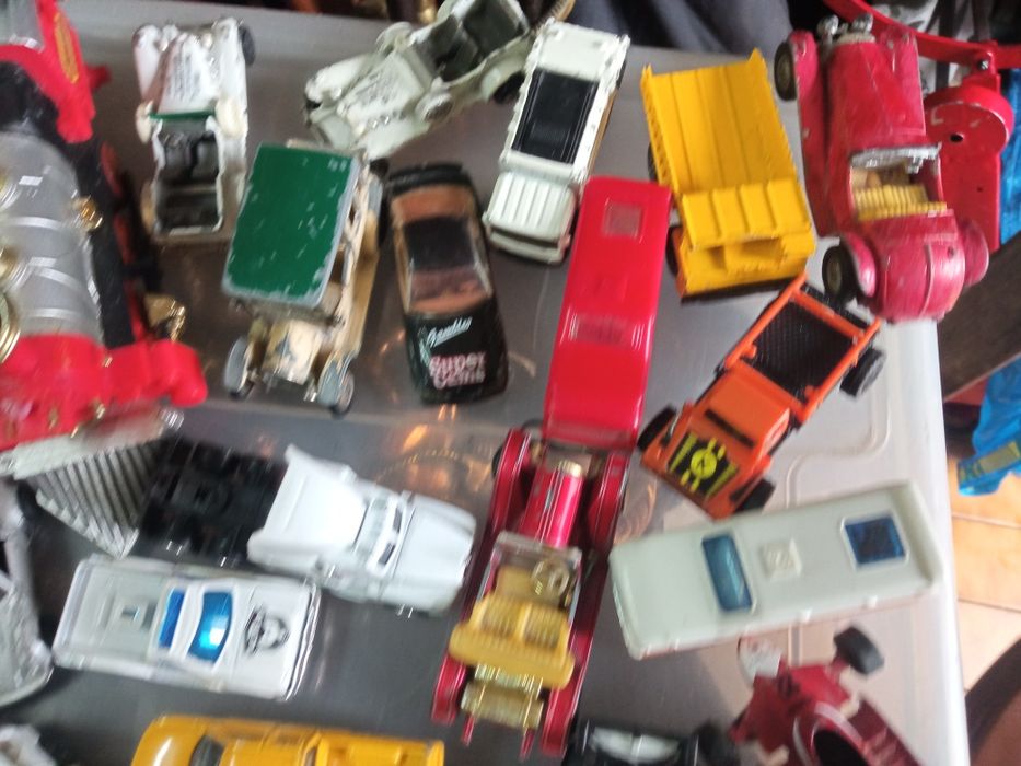 Carros carrinhos e carrões em metal.