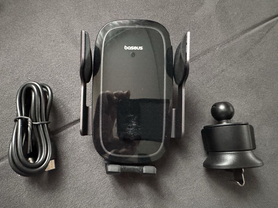 Uchwyt samochodowy Besaus z ładowaniem indukcyjnym
