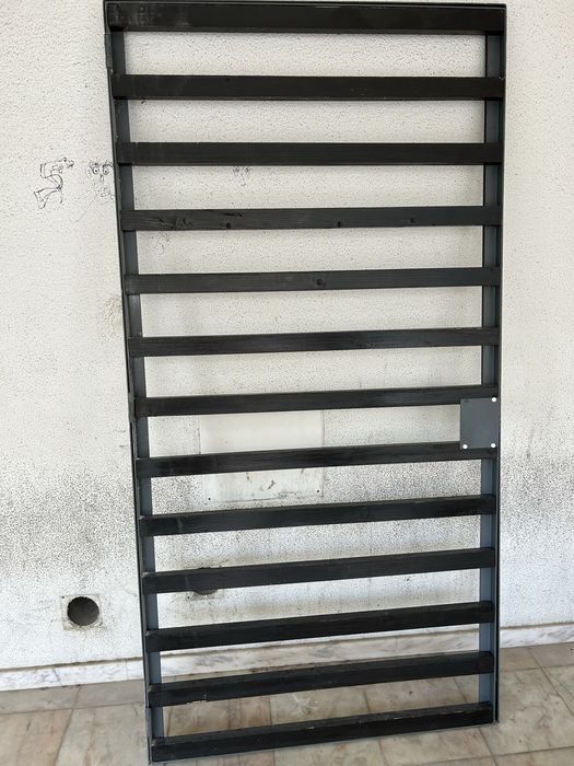 Portao em ferro com aro em ferro e travessas em madeira pintada