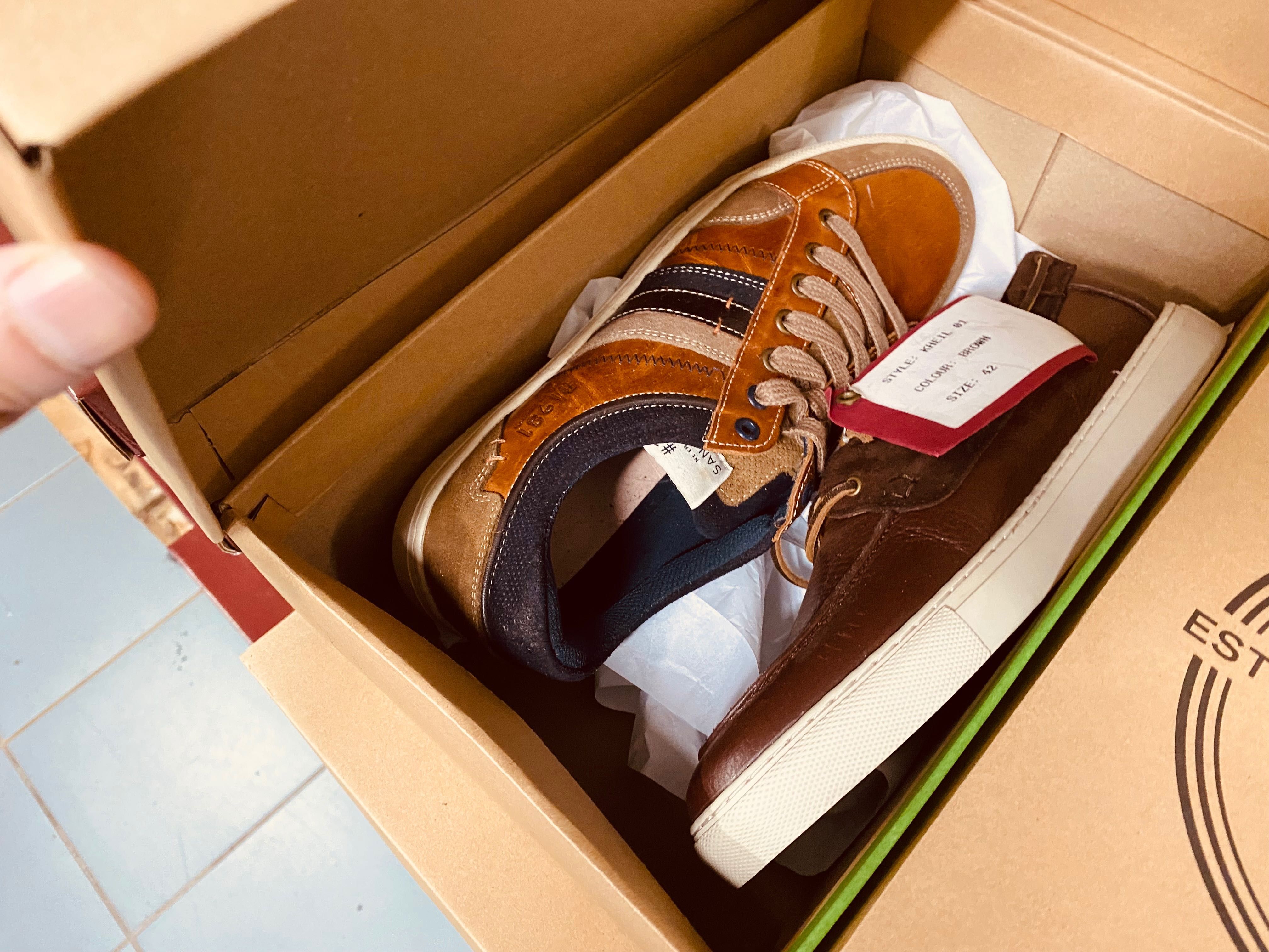 315 sapatos, tenis e botas - um só pé! Modelos podem casar...