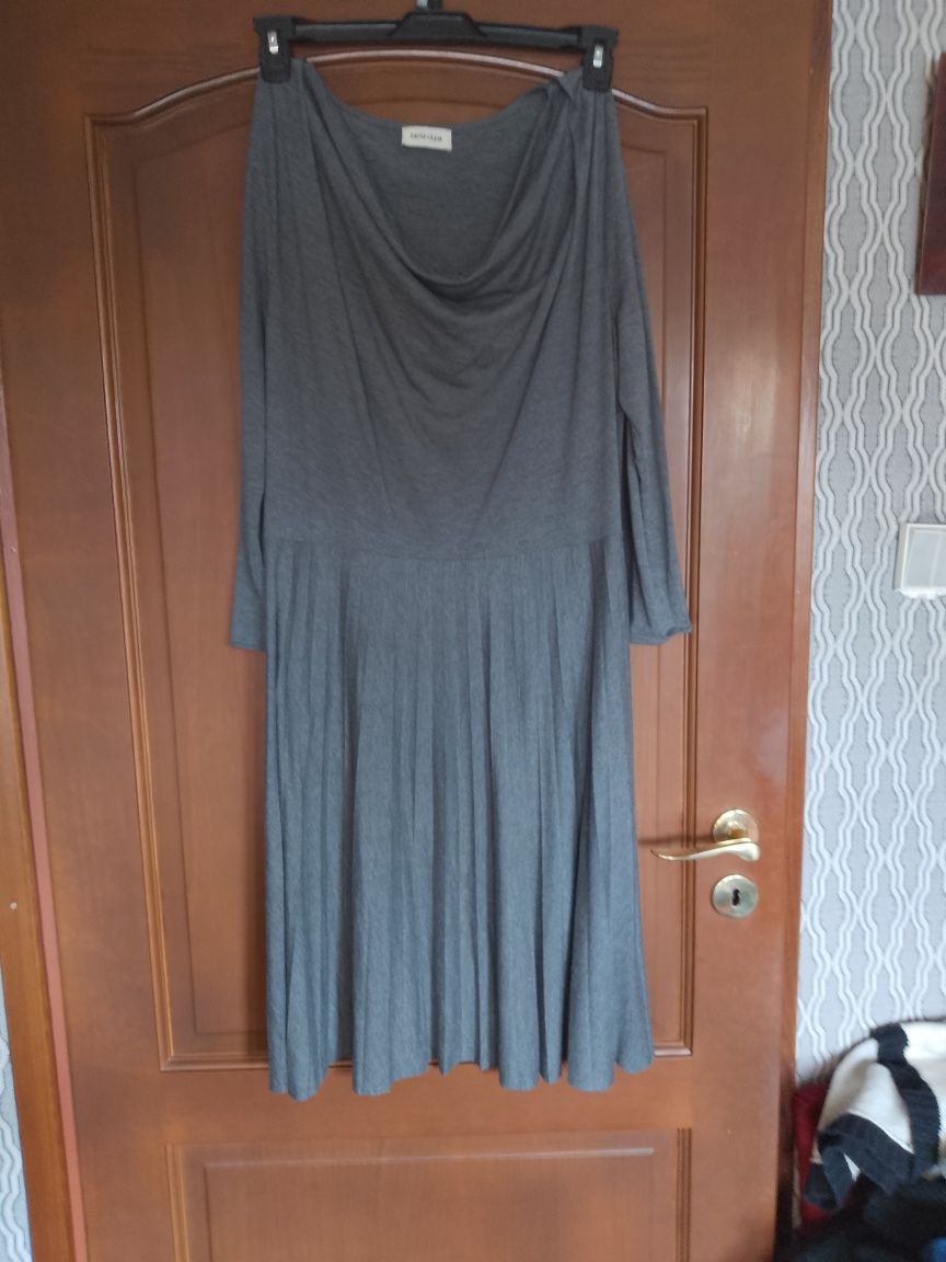 Lekka sukienka dzianinowa marki Deni Cler,bez podszewki.