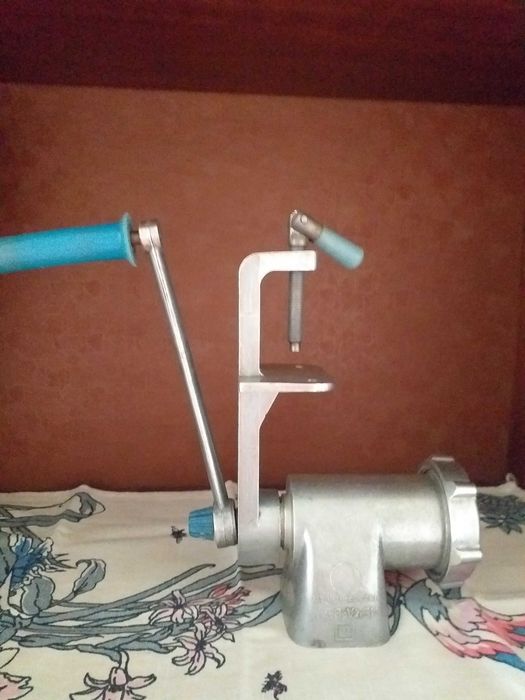 продам кухонную утварь мясорубку,чайник из нержавейки и эмалированный.