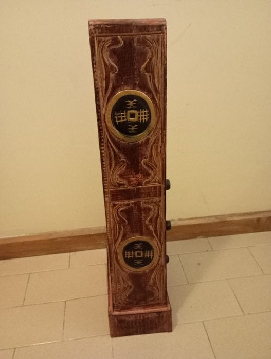 Pequeno móvel pirâmide de madeira