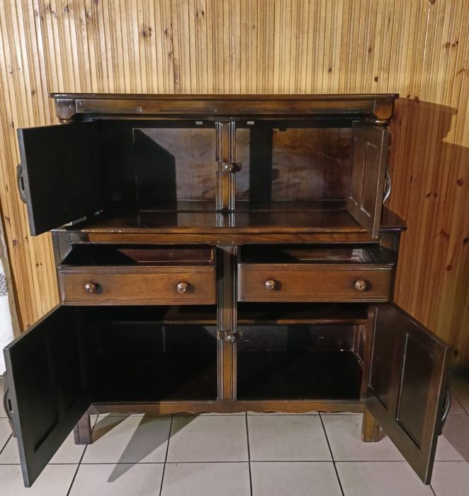 Piękny stary Angielski kredens