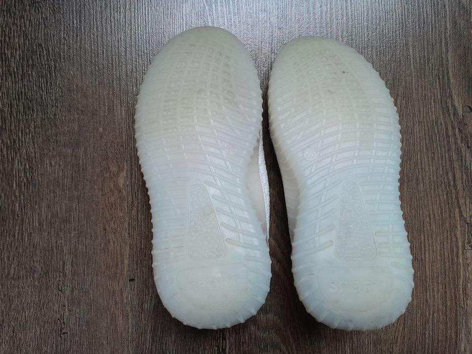 Дитячі кросівки 26 р.