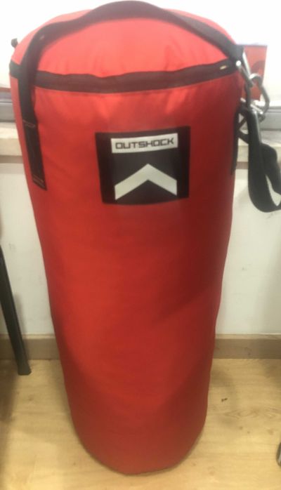 Boxe OUTSHOCK – Saco + Luvas + Suporte de parede (TUDO NOVO)