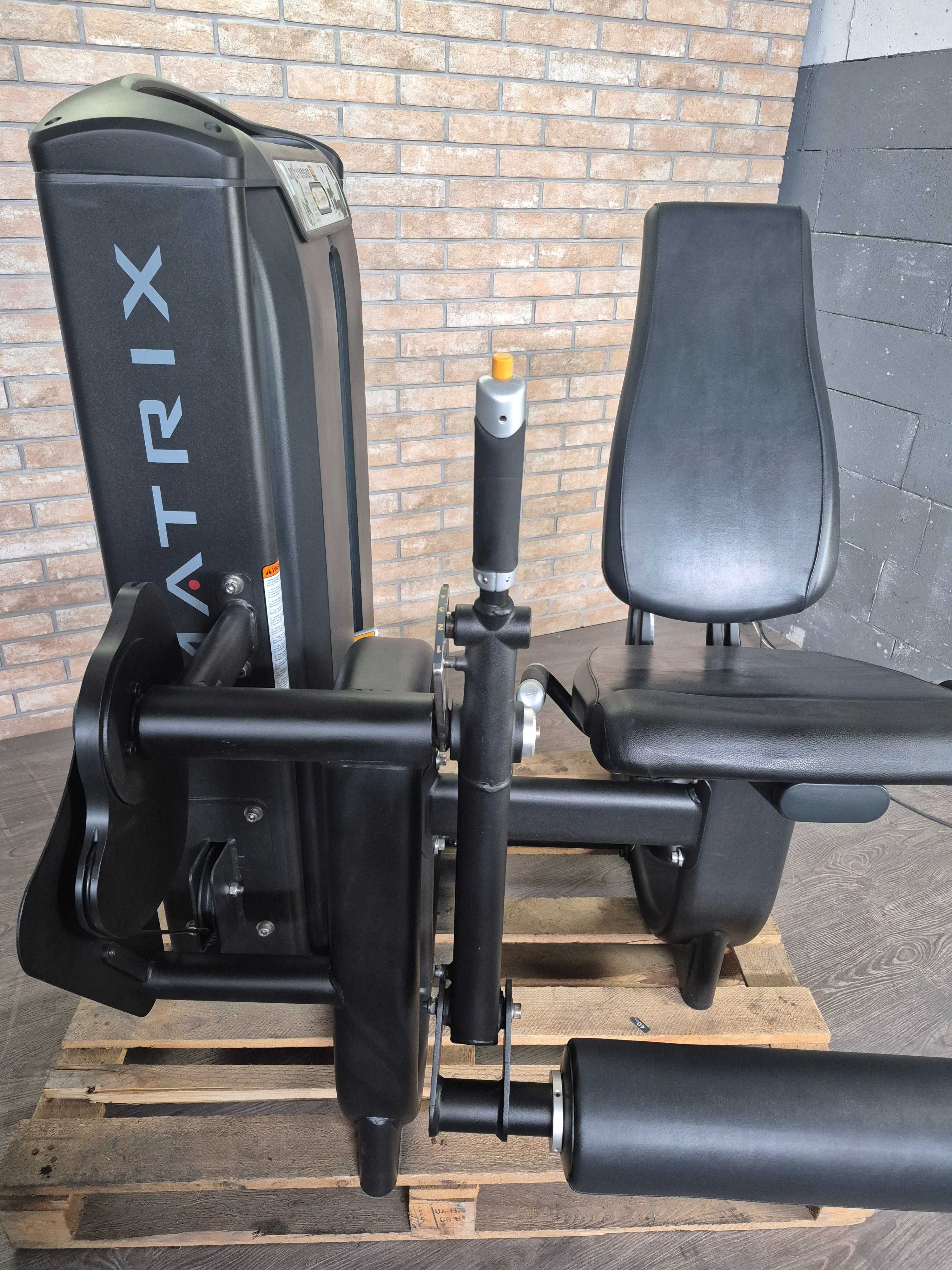 Тренажер Matrix Leg Extension розгинання ніг