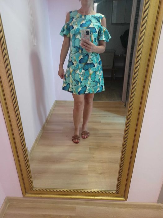 Sukienka odkryte ramiona niebieskie motyle