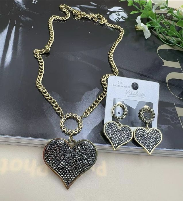 Komplet kolczyki + naszyjnik z serduszkiem zdobionym czarnymi cyrkonia